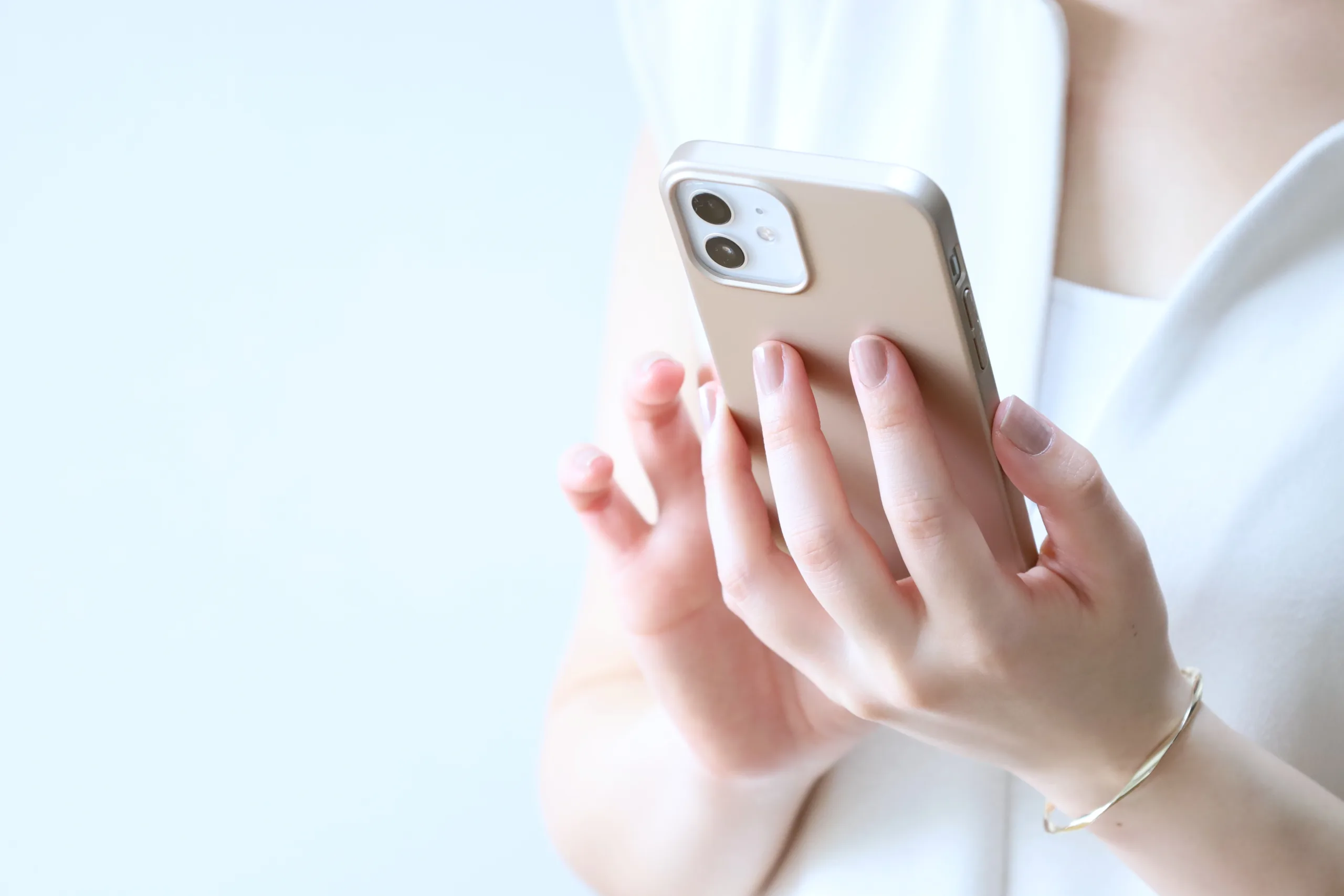 スマホを操作している女性