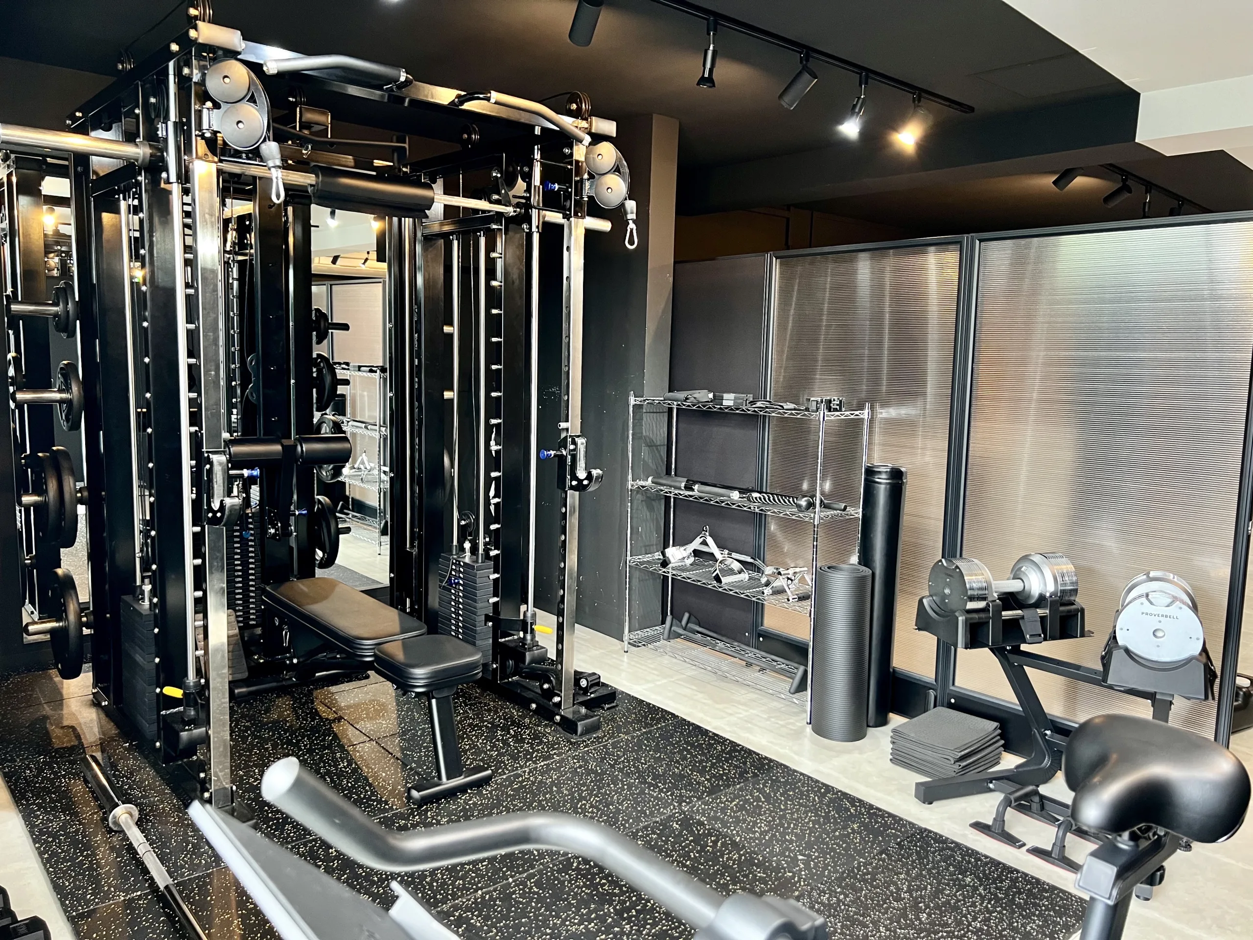 表参道・外苑前のセミパーソナルジム｜LYRIM表参道・外苑前店のトレーニング設備