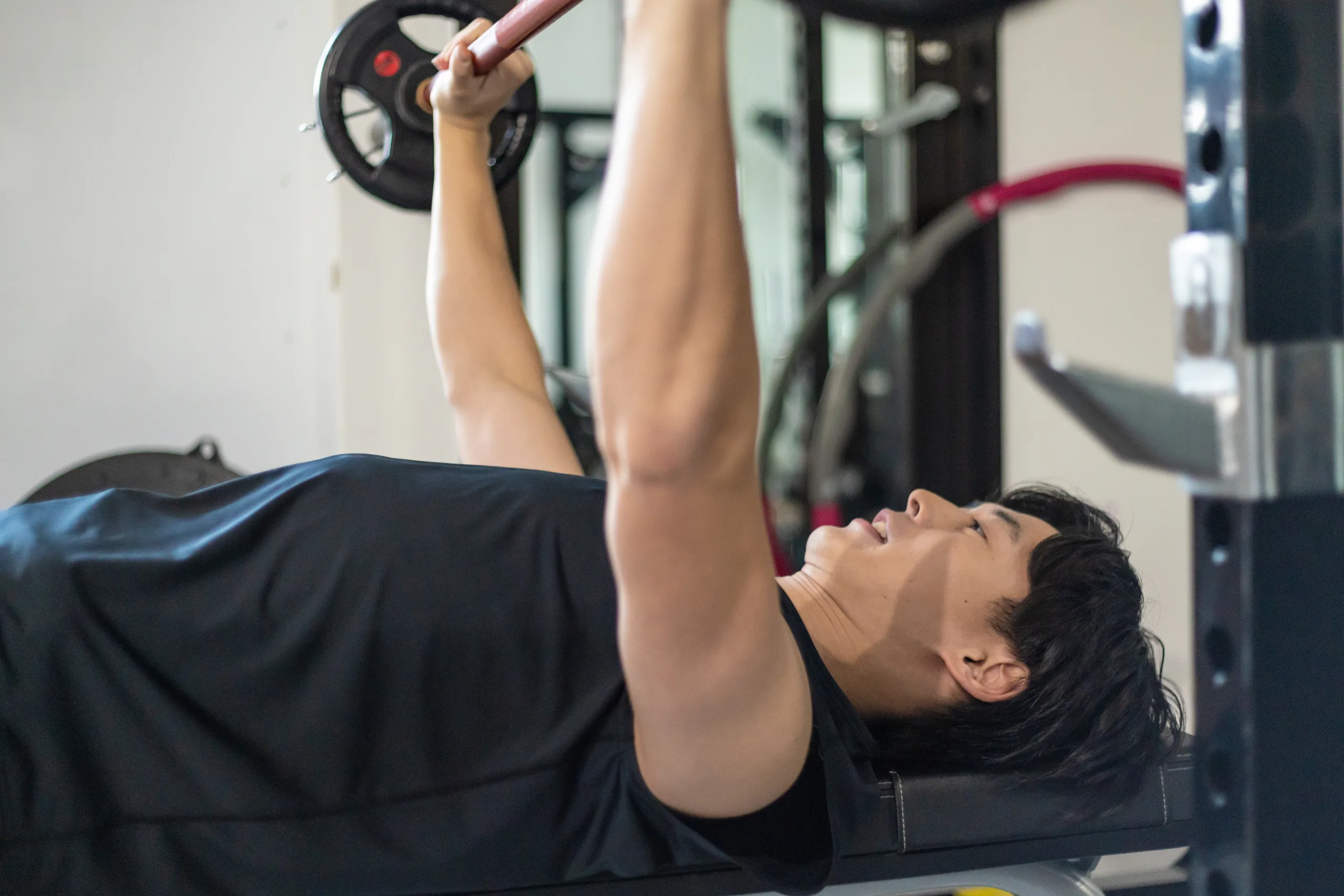 LYRIM表参道・外苑前店でトレーニングを行なっている日本人男性