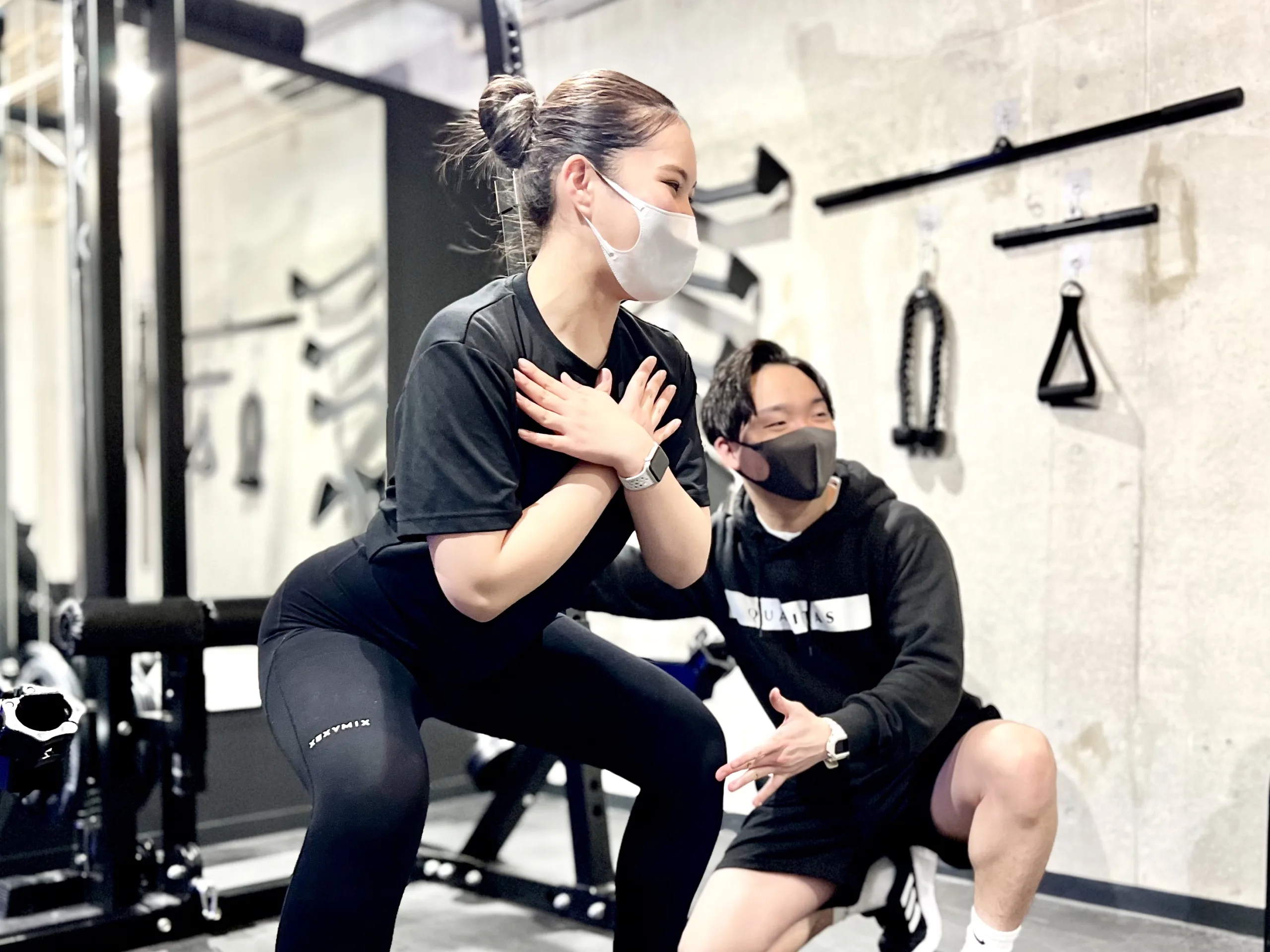 LYRIM表参道・外苑前店で男性トレーナーにトレーニング指導を受けている日本人女性