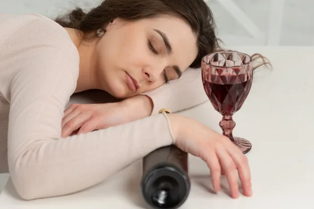 飲みすぎて眠い人