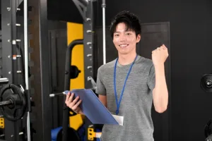 パーソナルトレーナーがガッツポーズしている