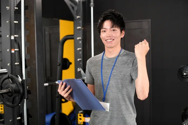 パーソナルトレーナーがガッツポーズしている