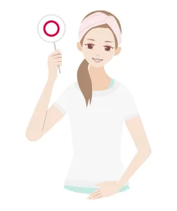 スキンケア　女性　丸の札を持つ