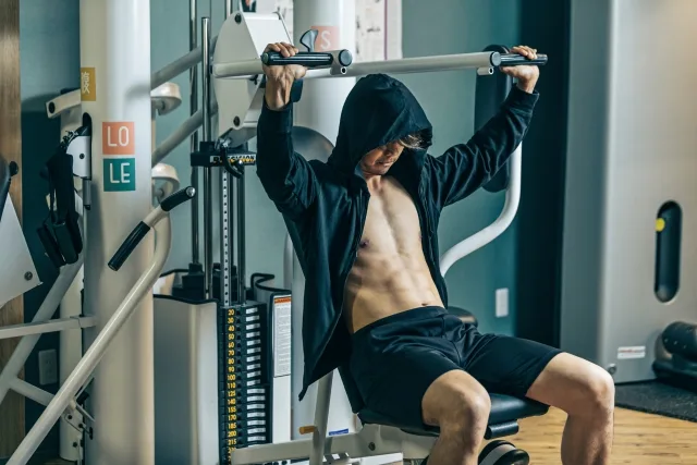 筋トレする男性